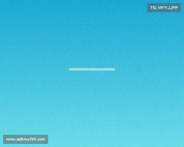 麦克托米奈西装搭配蓝白细条纹衬衫亮相温网帅气十足引领时尚潮流